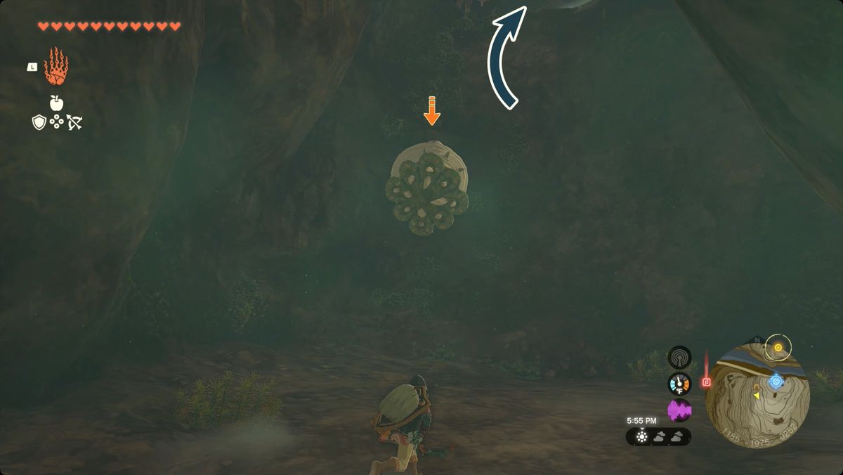 The Legend of Zelda: Tears of the Kingdom Link slåss mot en Like Like i Dueling Peaks South Cave med en pil som pekar upp till ett högre rum