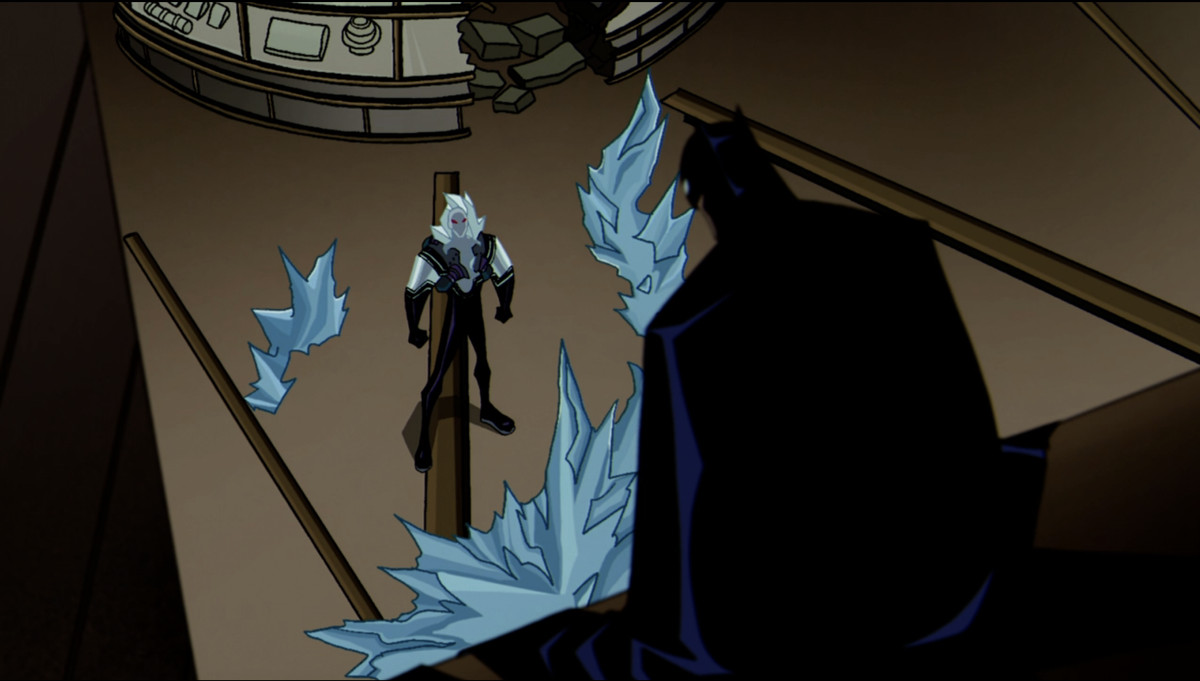 Mr Freeze står på marken medan Batman hukar sig i takbjälken och de tittar på varandra i en stillbild från The Batman