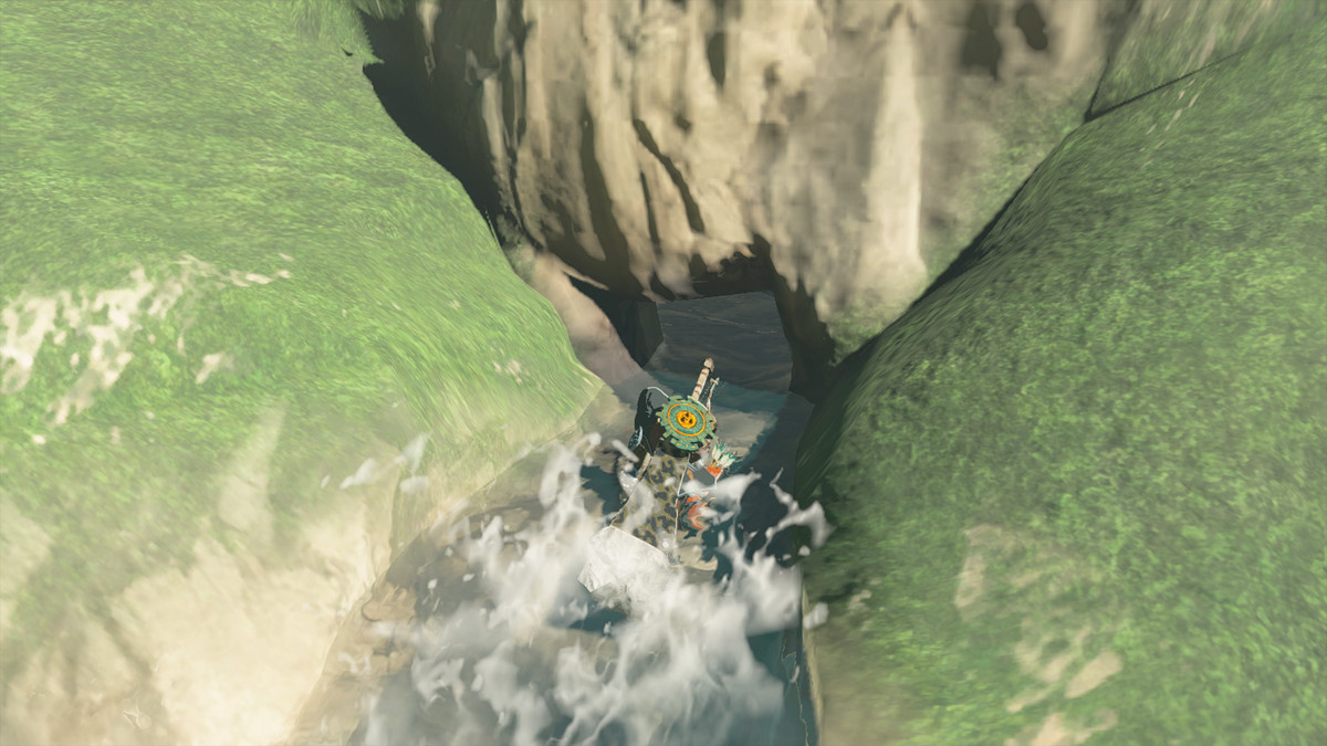 Link hukar i vattnet i The Legend of Zelda: Tears of the Kingdom.  Källan till fallen leder till en gömd grotta.