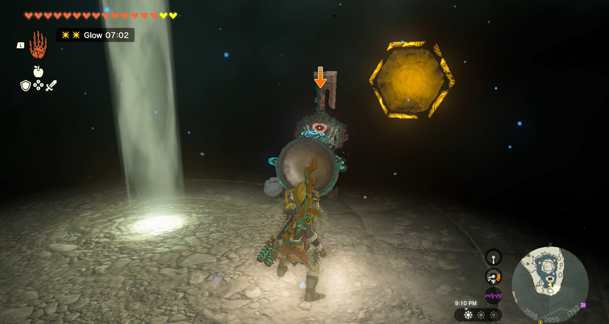 Link slåss mot en konstruktion i en grotta i Zelda: Tears of the Kingdom