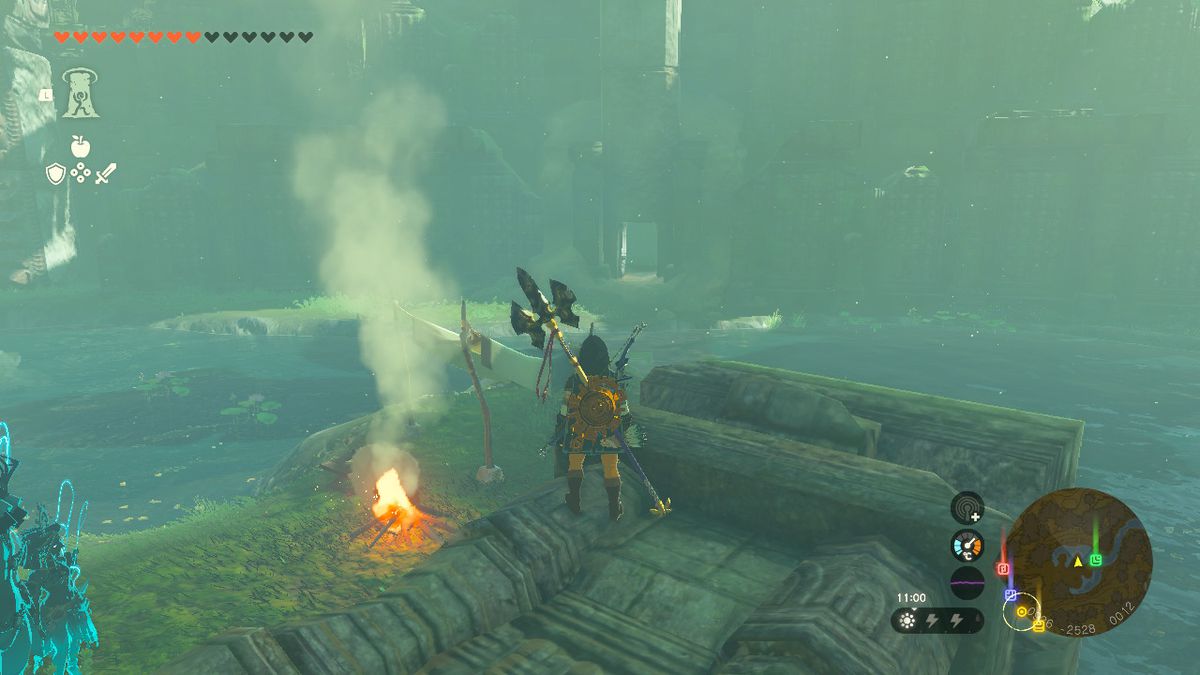 Link står bredvid en lägereld vid Dracozu Lake i Zelda Tears of the Kingdom.
