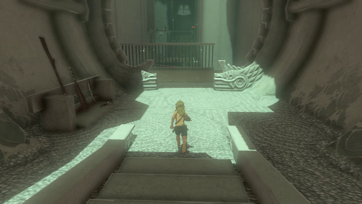 Link går ner för trappan i Miryotanog Shrine mot en liten kammare med tre vapen lutade mot den vänstra väggen