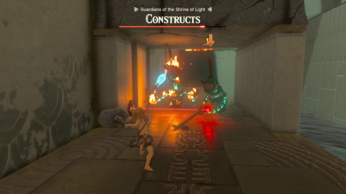 Två konstruktörer på väg att attackera Link bränns upp av en Flame Emitter Zonai-enhet gömd bakom en laserstråle under ett stenvalv i Zelda: Tears of the Kingdom's Miryotanog Shrine