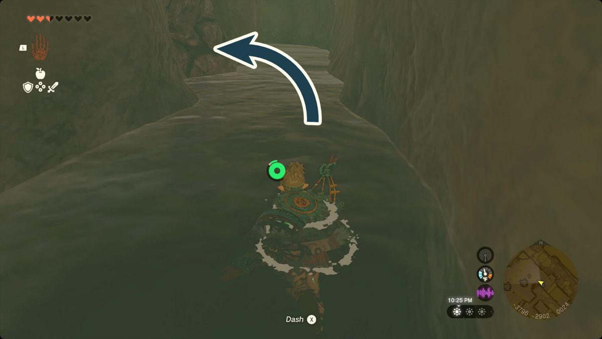 The Legend of Zelda: Tears of the Kingdom Link simmar genom tunneln nedanför Fashion Passion i Gerudo Town.  Det finns en brytbar vägg till vänster.