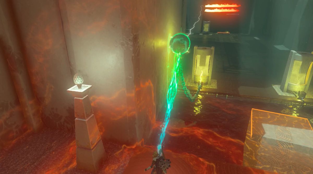 Link lyfter en elektrifierad boll i Tadarok Shrine Fire and Water-utmaningen i Zelda: Tears of the Kingdom