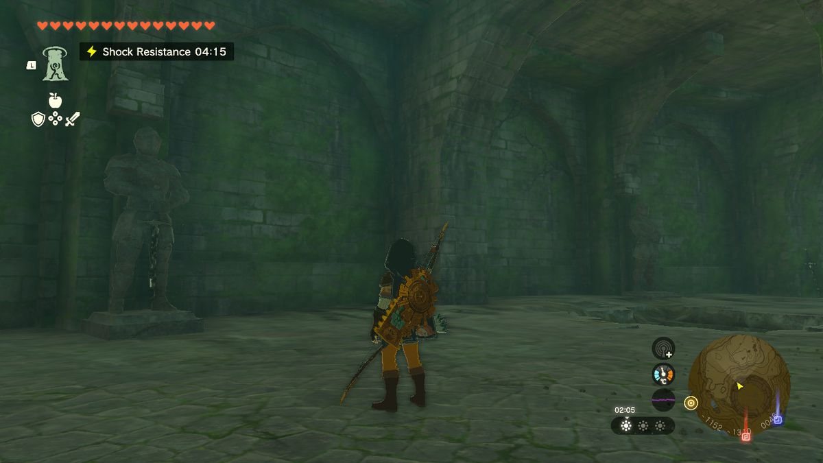 Link går för att lösa ett pussel medan han letar efter Awakening Armour-byxorna i Zelda Tears of the Kingdom.
