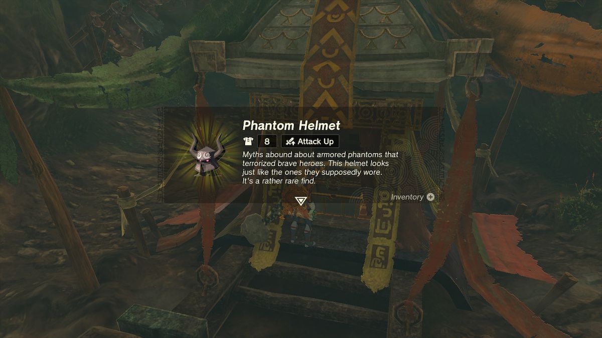 Link öppnar en kista som innehåller fantomhjälmen från fantomrustningen i Zelda Tears of the Kingdom.