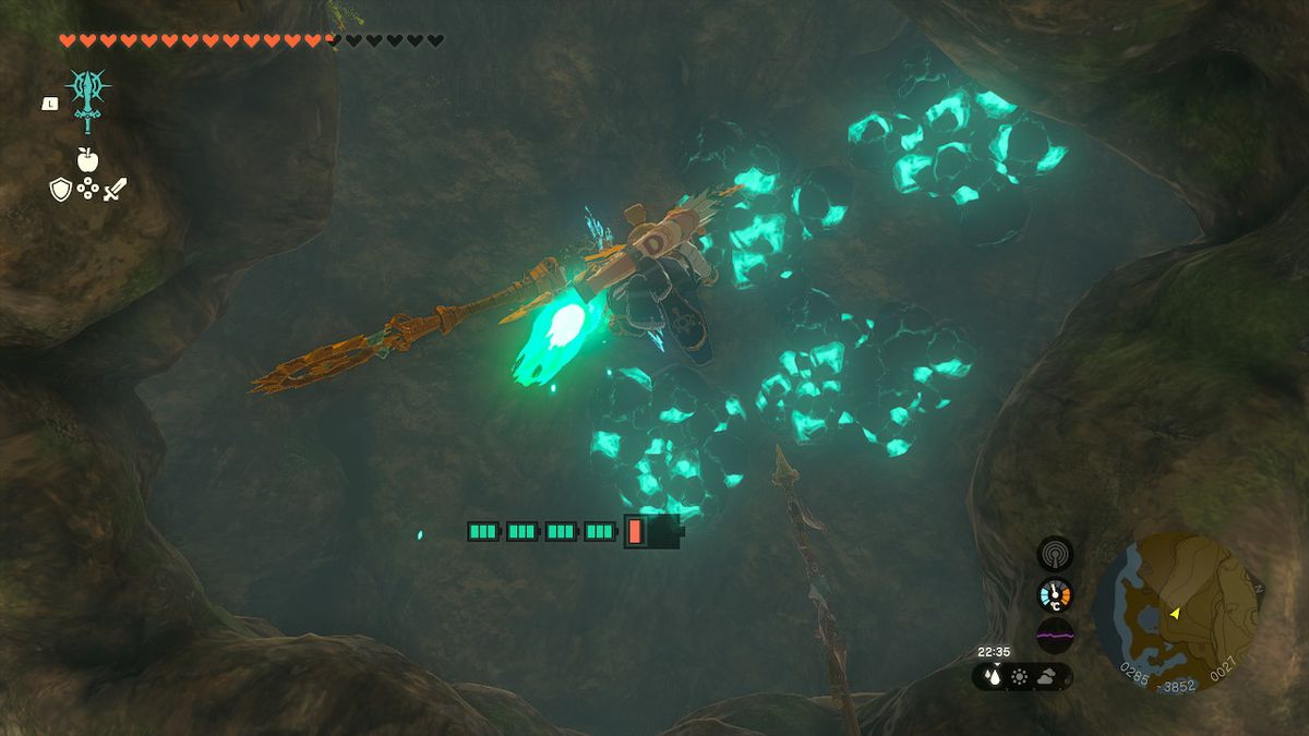 Link står nära ett gäng lysande sten i en grotta i Zelda Tears of the Kingdom.