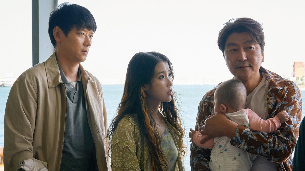 (LR) Gang Dong-Won, So-young och Sang Kang-ho håller en baby i Broker.