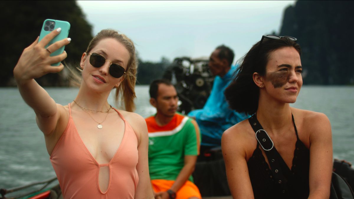 (LR) Emily Tennant tar en selfie bredvid Cassandra Naud längst fram på en motorbåt i Influencer.