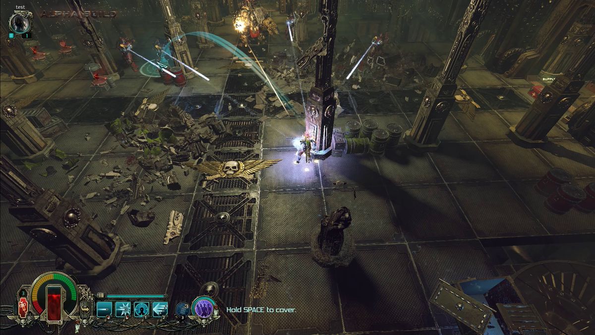 En inkvisitor i Warhammer 40K: Inquisitor — Martyr skjuter projektiler mot fiender