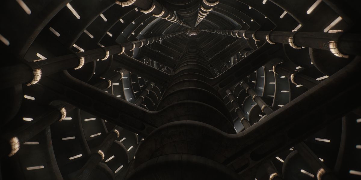 Ett skott som tittar upp mot trappan och broarna i silon i en stillbild från Silo säsong 1