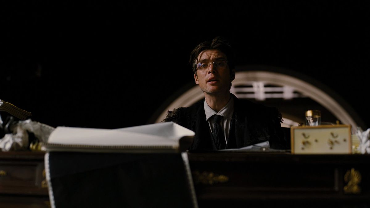 Cillian Murphy som en grådig Jonathan Crane som presiderar över en provisorisk domstol i The Dark Knight Rises