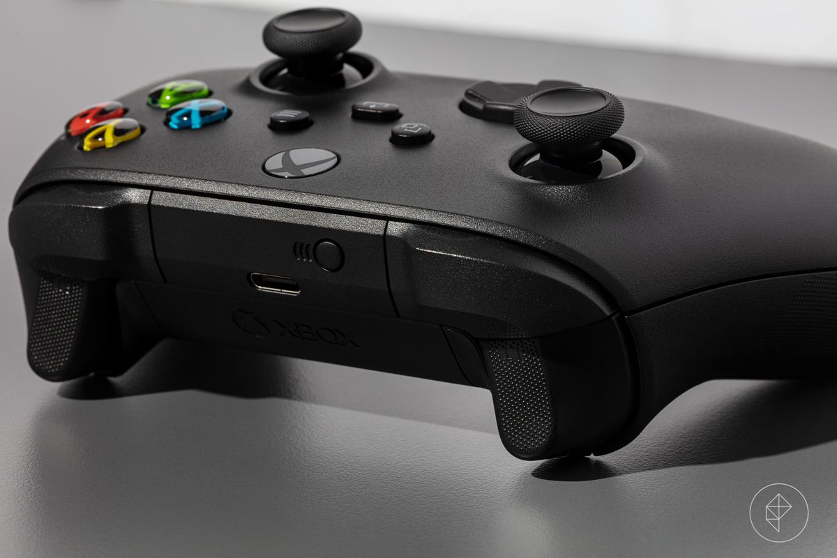 Xbox Series X-spelkonsol fotograferad på en mörkgrå bakgrund