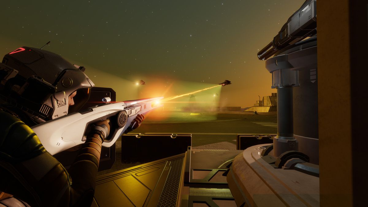 En spelare i Elite Dangerous siktar på ett Thargoid markfordon, som projicerar ett gult ljus framför det.