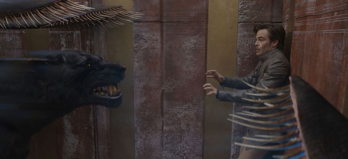 Edgin the Bard (Chris Pine) backar upp mot en vägg i panik när ett förflyttningsdjur tar honom i hörn i Dungeons & Dragons: Honor Among Thieves