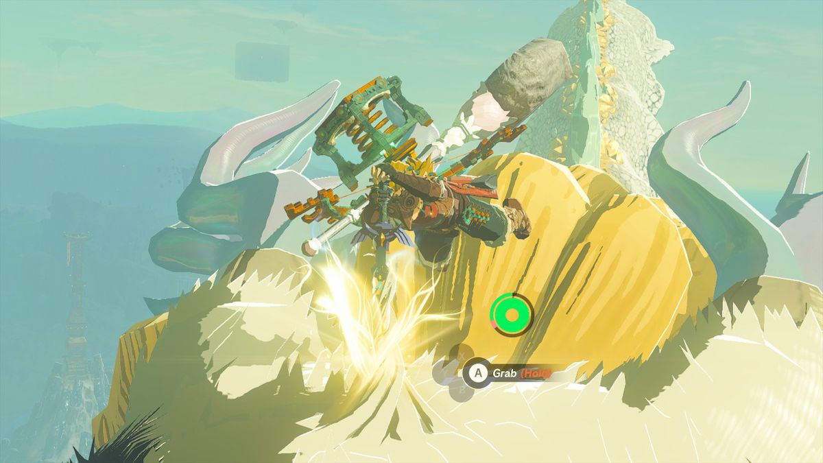 Link klamrar sig fast vid Master Sword på toppen av Light Dragon i Zelda: Tears of the Kingdom
