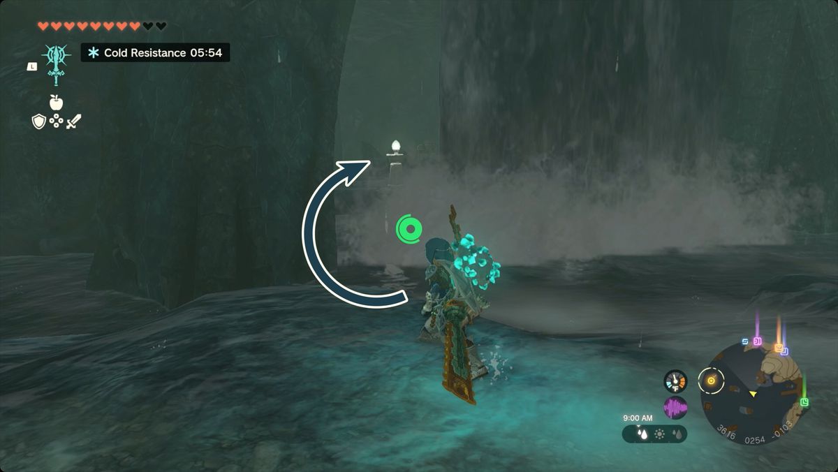 The Legend of Zelda: Tears of the Kingdom Link i Ancient Zora Waterworks springer förbi ett vattenfall med en pil som pekar mot en grotta bakom sig.  Zora-greven ligger i en kista i grottan.