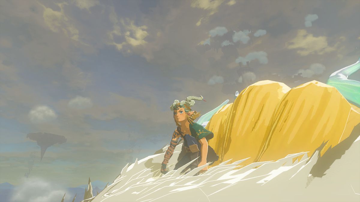 Link är hukad på toppen av Light Dragon, klädd i Amber Armor-huvudstycket i Zelda: Tears of the Kingdom
