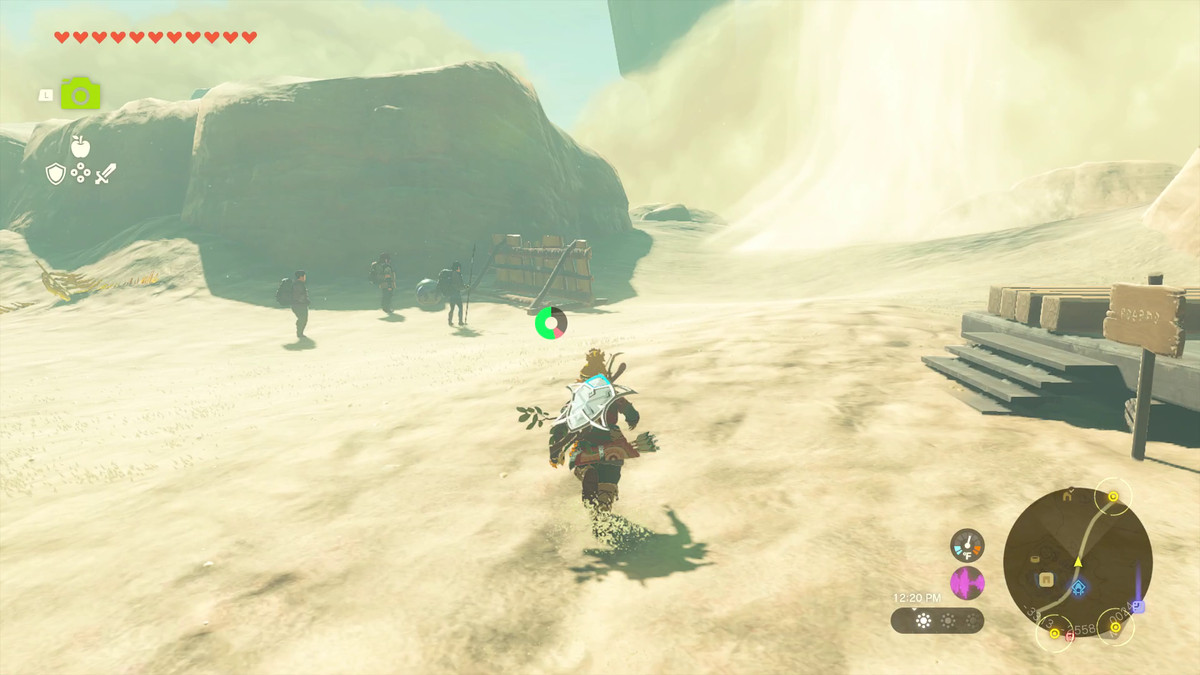 Link löper framåt utanför Kara-Kara Bazaar, mot en uppåtgående sandvind omgiven av några försiktiga resenärer i Tears of the Kingdom.
