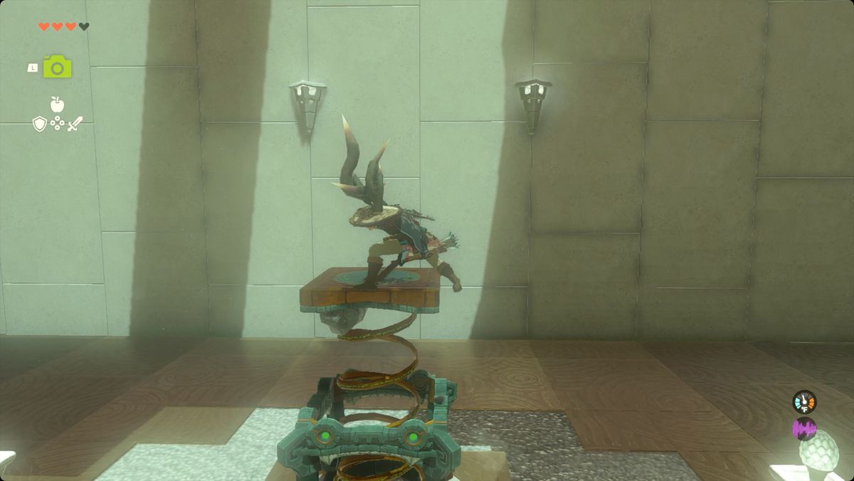 The Legend of Zelda: Tears of the Kingdom Link utlöser en fjädermekanism i Morok Shrine