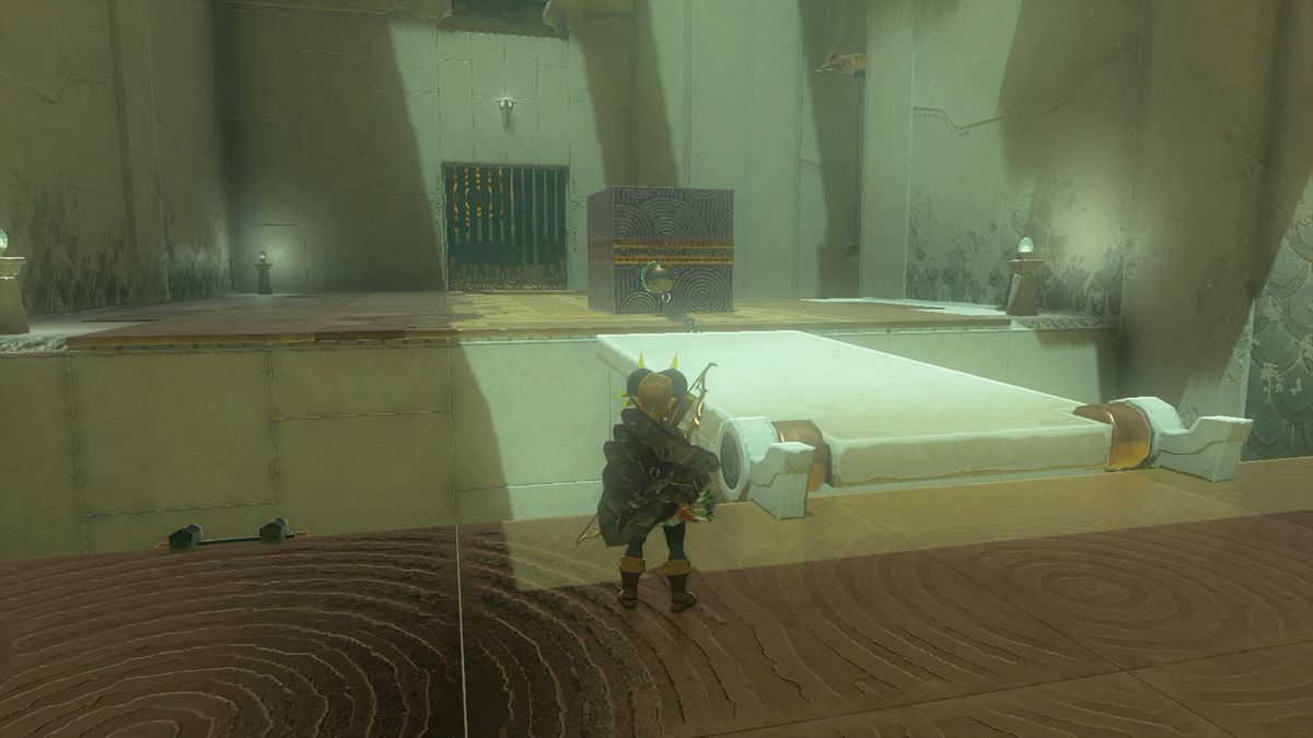 Det första steget av Musanokir Shrine i The Legend of Zelda: Tears of the Kingdom.  Fäst metallkulan på den stora metallkuben för att höja bron.