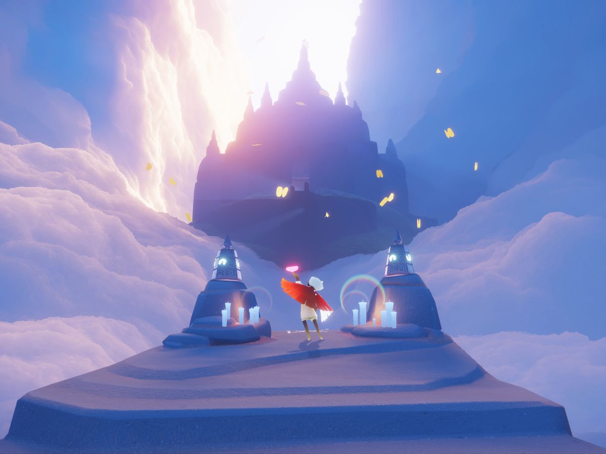 En spelarkaraktär i Sky: Children of the Light lyfter ett föremål ovanför deras huvuden medan de har utsikt över ett massivt berg omgivet av ett stycke moln.