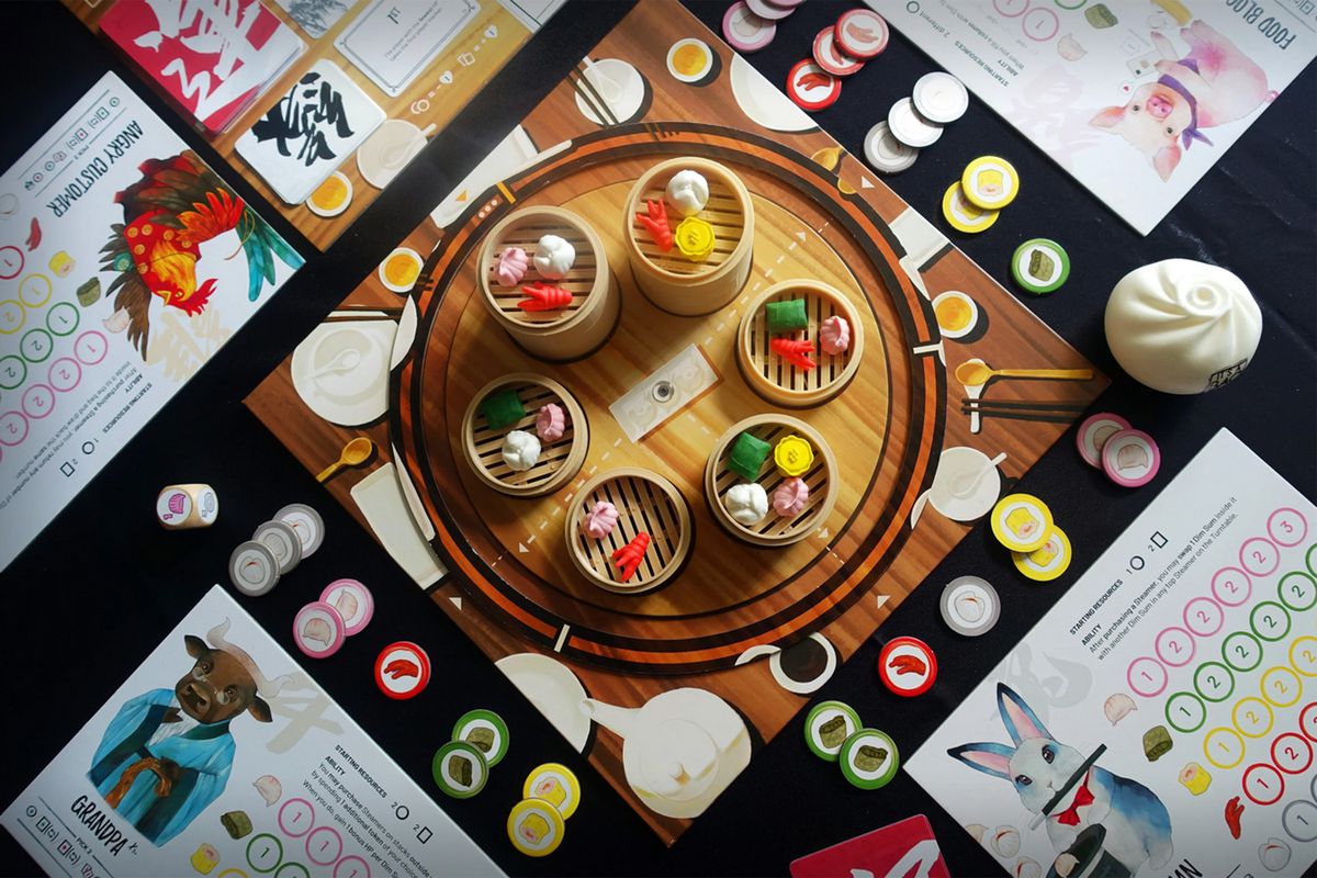 En vy ovanifrån av Steam Up, som visar spelarens karaktärskort – modellerade efter den kinesiska zodiaken – och de små, squishy matvarorna på en roterande mittbräda.