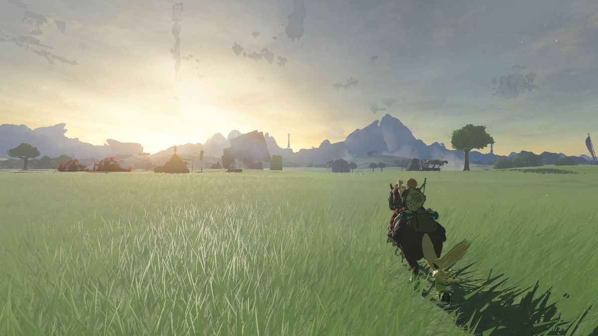 Link rider på en häst över en öppen grön slätt mot bergen i The Legend of Zelda: Tears of the Kingdom