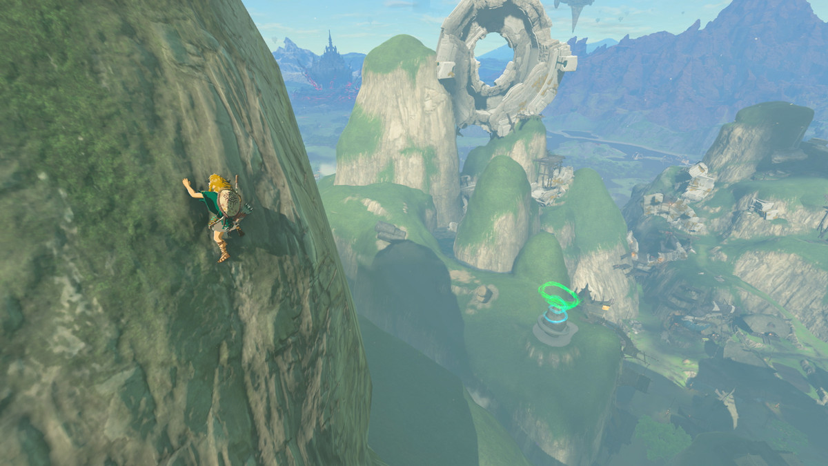 Link klättrar upp för en klippa i The Legend of Zelda: Tears of the Kingdom.  I bakgrunden kan en helgedom ses bland märkliga klippformationer