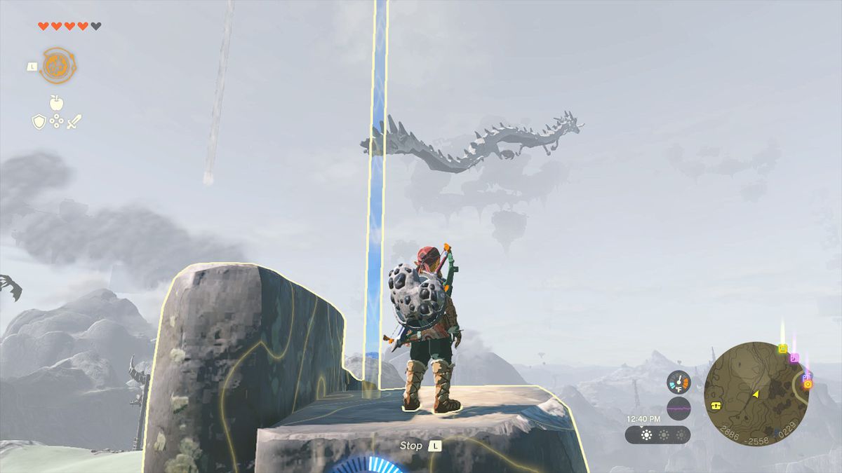 Link använder Recall on a sky rock för att lyfta sig upp och komma närmare en drake i Zelda: Tears of the Kingdom