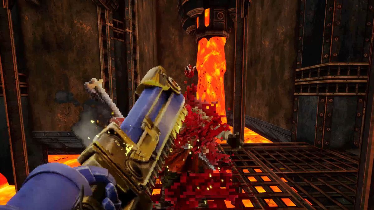 Huvudpersonen använder sitt kedjesvärd för att förvandla en kättare till mod och blod i Warhammer 40K: Boltgun.