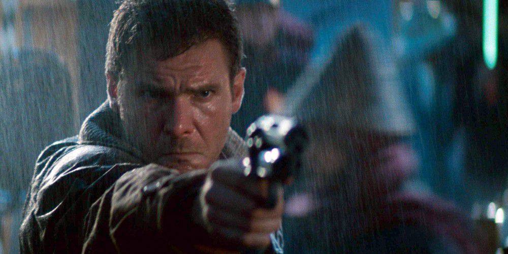 Rick Deckard tränar sitt tjänstevapen i Blade Runner (1982)
