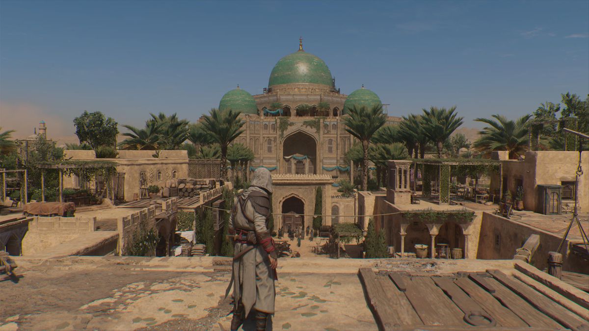 Basim tittar ut på en innergård framför en moské i Assassin's Creed Mirage