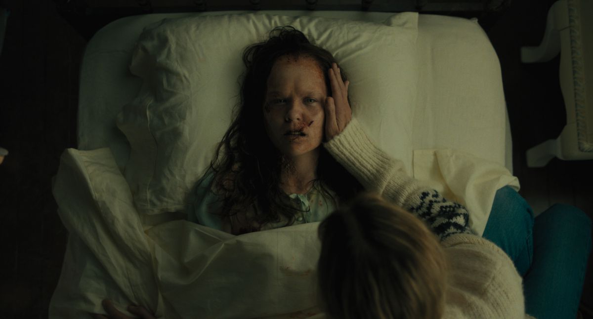 En flicka ligger i en sjukhussäng medan hon är besatt i Exorcist: Believer