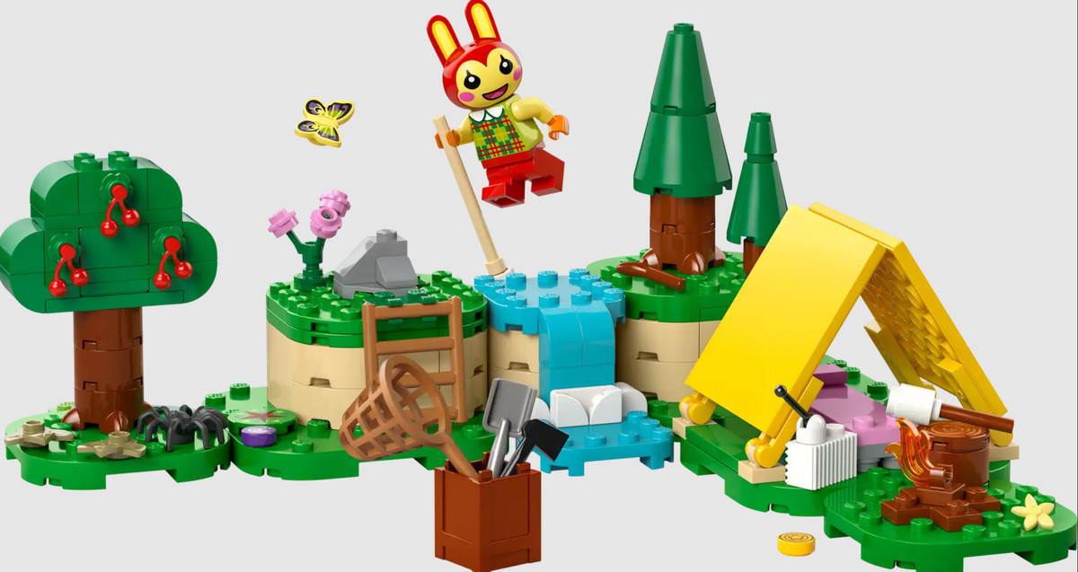 Kanin, som en Lego-minifika, hoppar över ett vattenfall