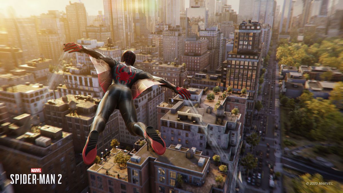 Miles Morales flyger genom himlen i Spider-Man 2