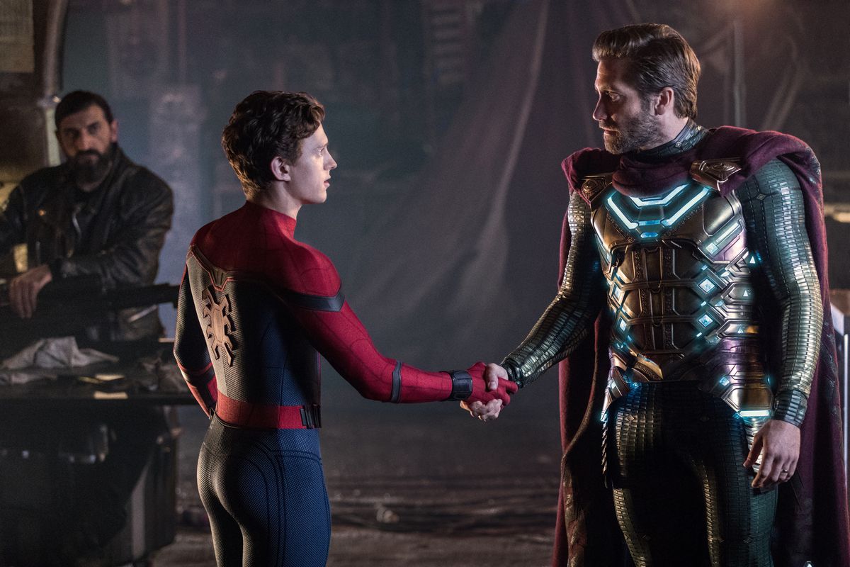 Tom Holland och Jake Gyllenhaal skakar hand som Spider-Man och Mysterio i Spider-Man: Far From Home