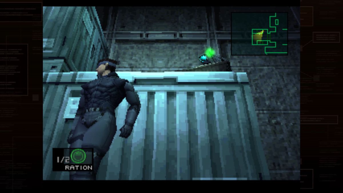 Snake lutar sig mot en metallbehållare i Metal Gear Solid