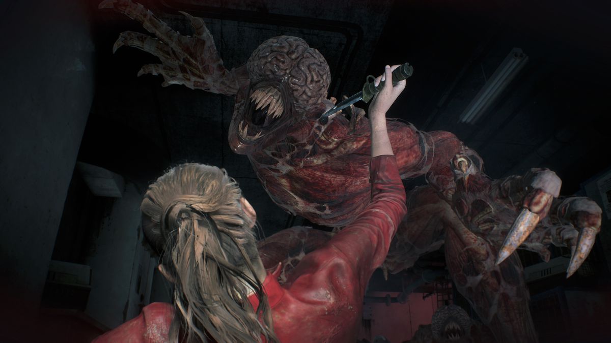En Licker-fiende attackerar en knivbeväpnad Claire Redfield i en skärmdump av Resident Evil 2-remaken.