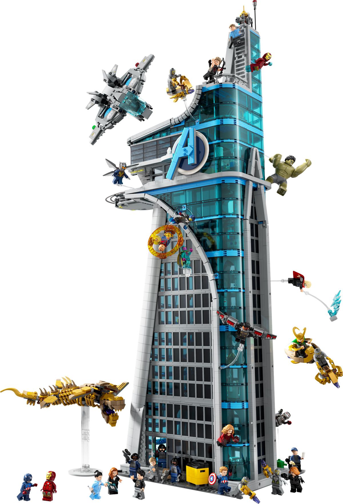 En produktbild av Lego Avengers Tower, som visar olika Avengers och Chitauri-styrkor som kämpar på utsidan