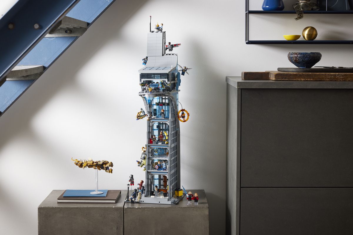 En produktbild av Lego Avengers Tower, som visar Avengers och Chitauri-styrkor som kämpar på utsidan, och en interiör som visar upp filmögonblick på flera våningar