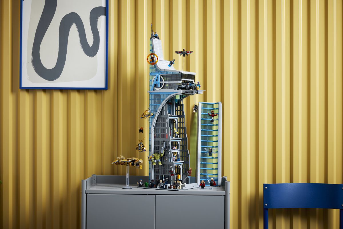 En produktbild av Lego Avengers Tower, som visar Avengers och Chitauri-styrkor som kämpar på utsidan, och en interiör som visar upp filmögonblick på flera våningar