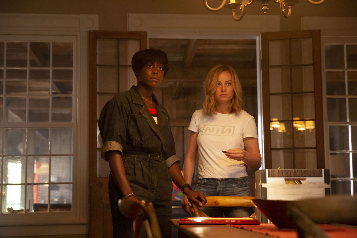 Maria Rambeau (Lashana Lynch) och Carol Danvers (Brie Larson) står bredvid varandra i ett kök i Captain Marvel