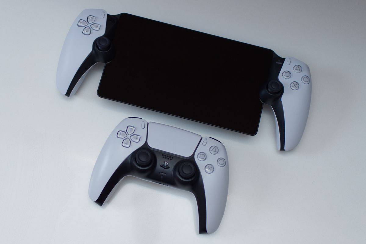 En översiktsbild av en avstängd PlayStation Portal, ovanför en DualSense-kontroller för skala