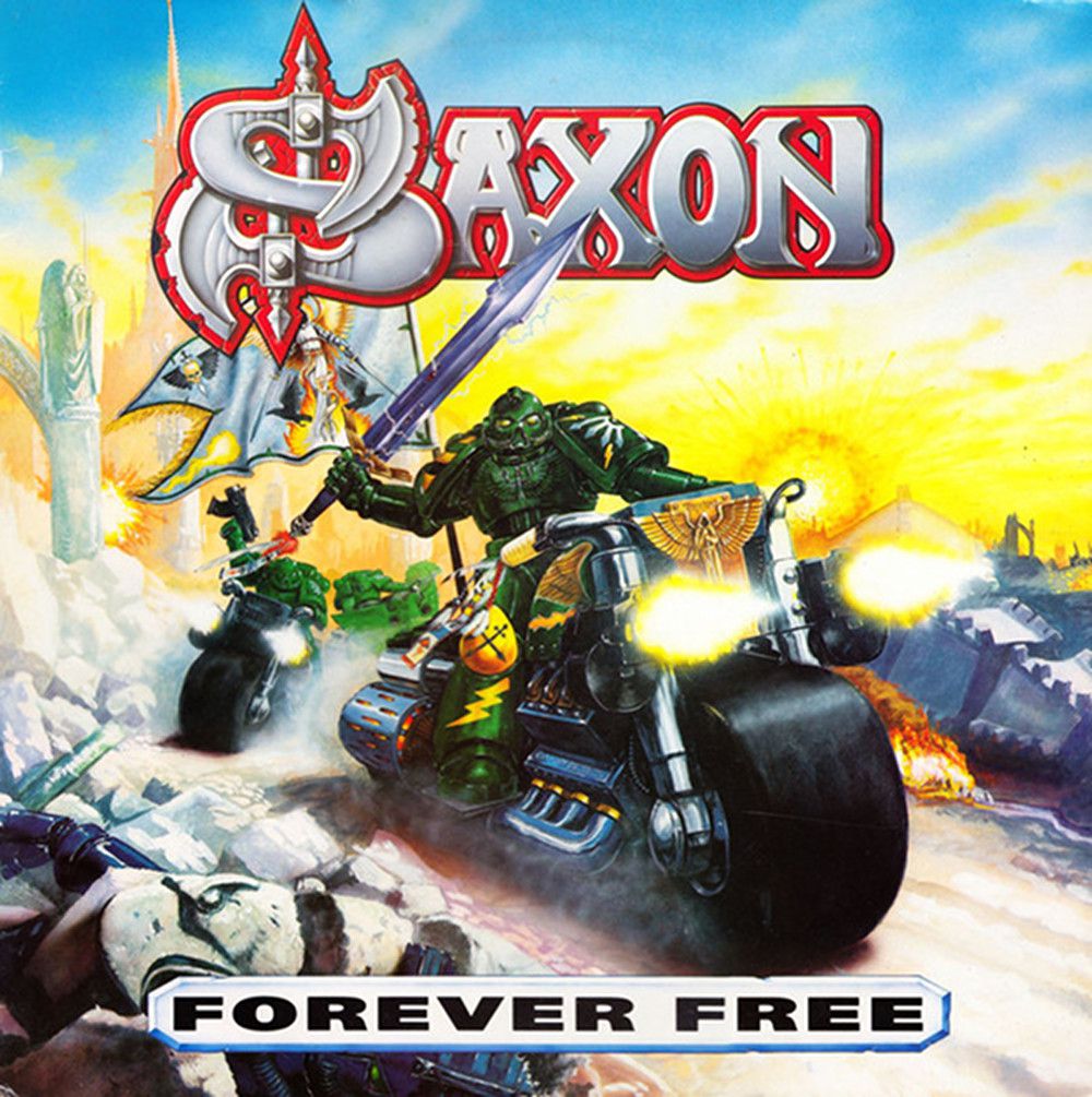 En Dark Angels rymdmarin åker in i striden på sin cykel i omslaget till Saxon's Forever Free.