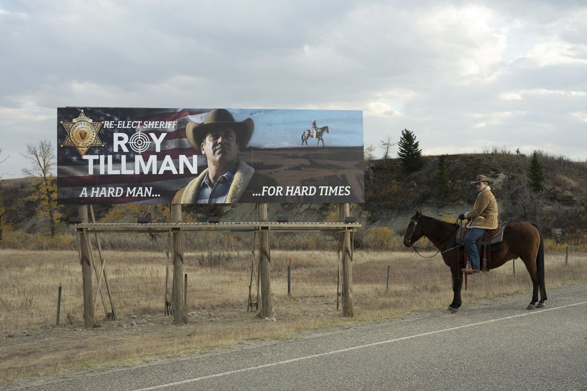 Jon Hamm som sheriff Roy Tillman sitter på en häst vid vägen med sin egen kampanjskylt bredvid sig i FX-serien Fargo säsong 5. 