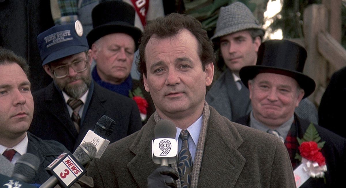 Bill Murrays karaktär Phil håller ett hjärtligt tal på kameran under Harold Ramis Groundhog Day.