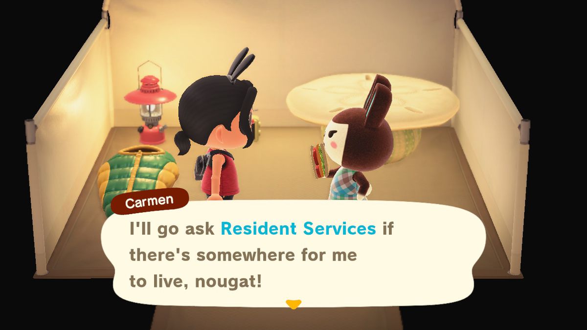 Carmen talar om att flytta in i Animal Crossing. Hon är i ett tält och håller en smörgås.