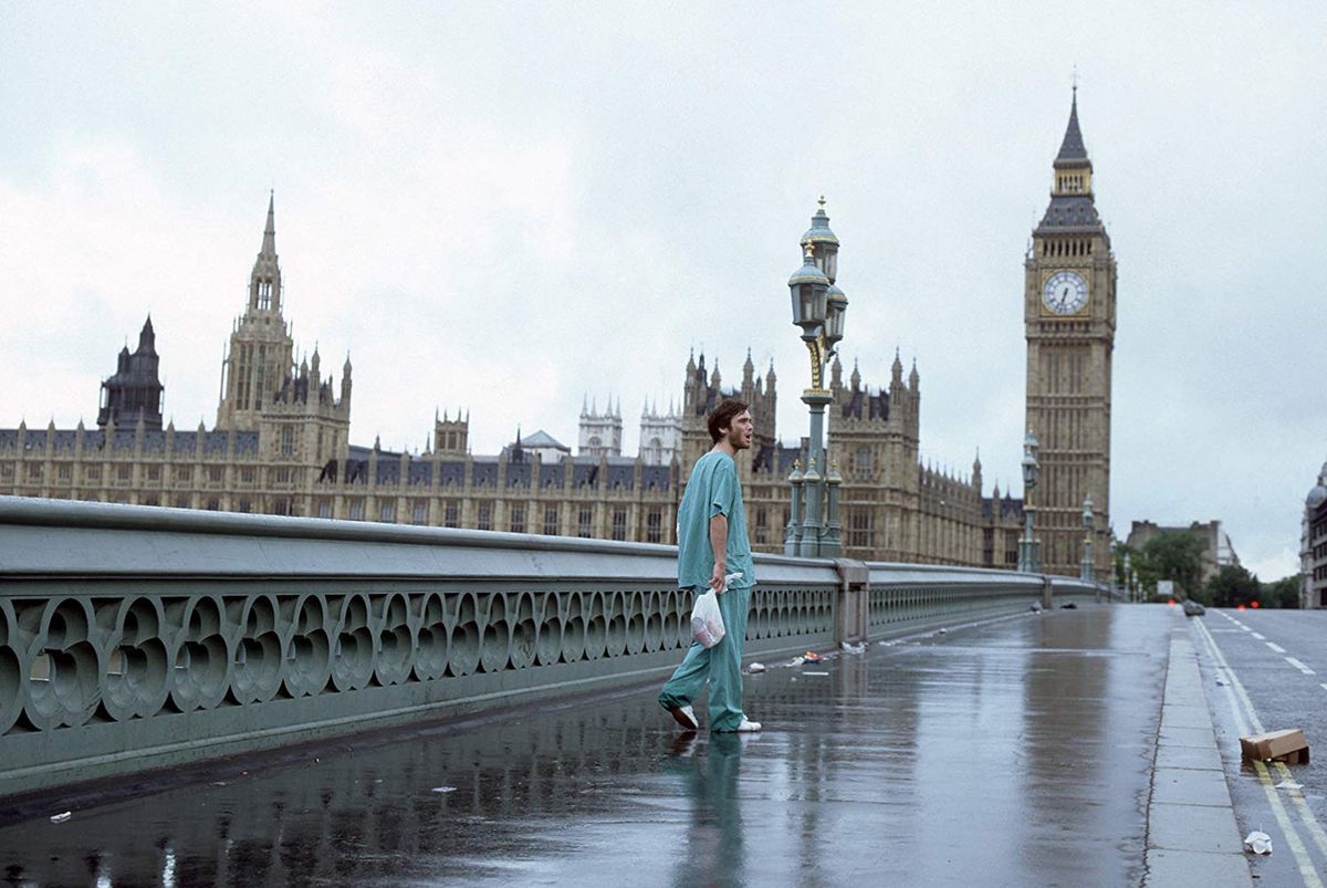 Jim (Cillian Murphy) går ner på en öde London-gata med skrubb